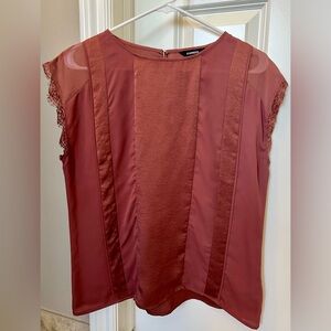 Express blouse in alternating fabrics with lace accent sleeves in mauve.